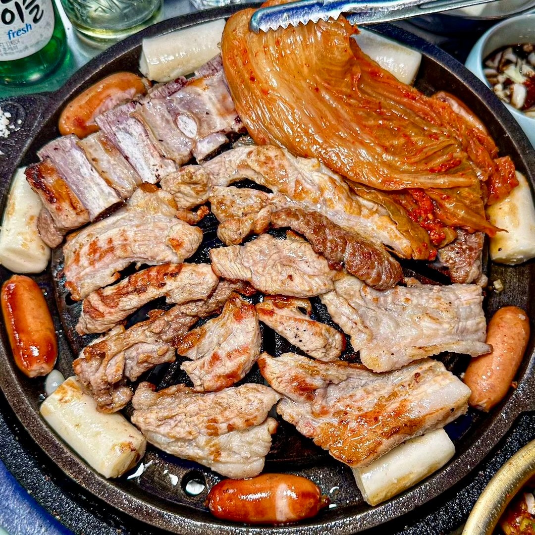 Neobddakjib Yeokchon 招牌一骨排及五花肉鐵板燒