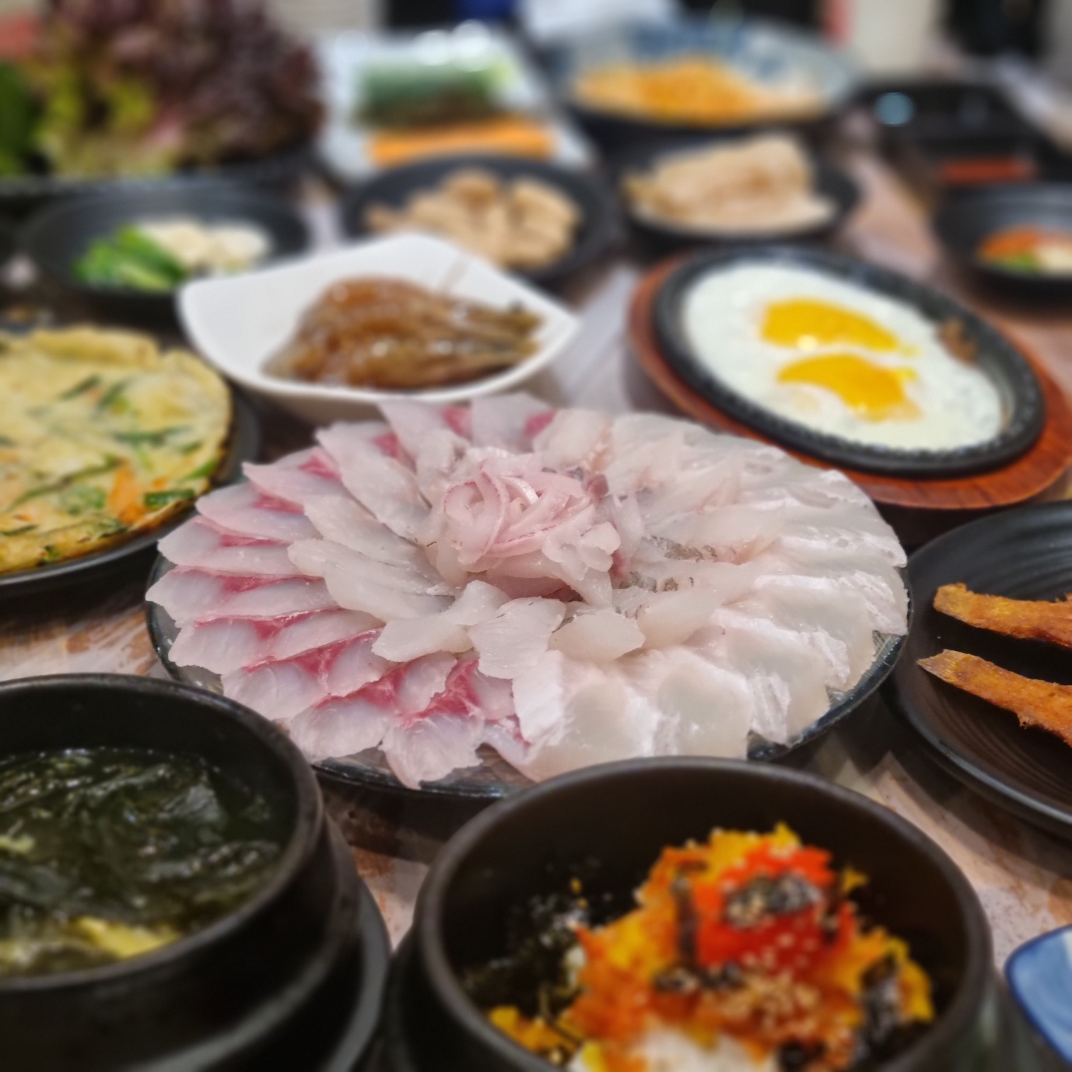 海雲台魚家刺身店のたっぷり刺身盛り合わせ