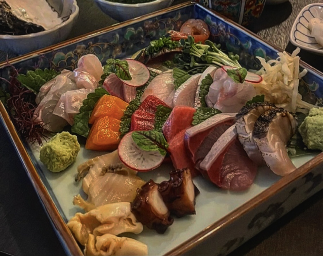 オツクリ 金湖（クムホ） 居酒屋のカウンターと盛り合わせ