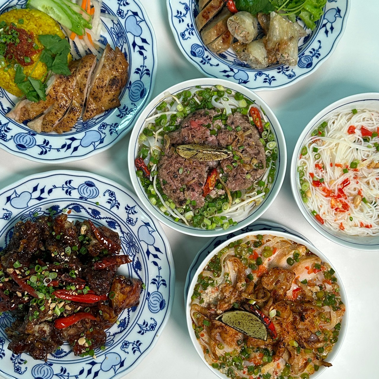 Mao越南餐碗与成都市霓虹氛围