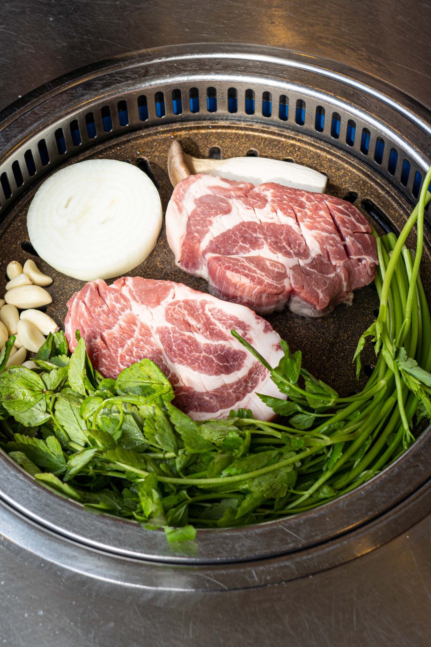 高哈顺烤制的猪肉和特色猪皮，西面地区