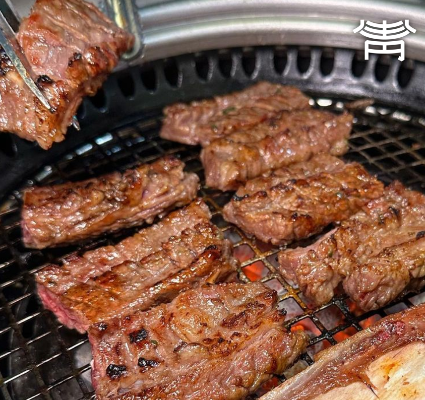 蓝屋西大门店，工作人员在热闹空间中烧烤