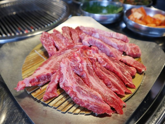 Chilbaek Sikdang Samsung韓牛拼盤與육수심이片