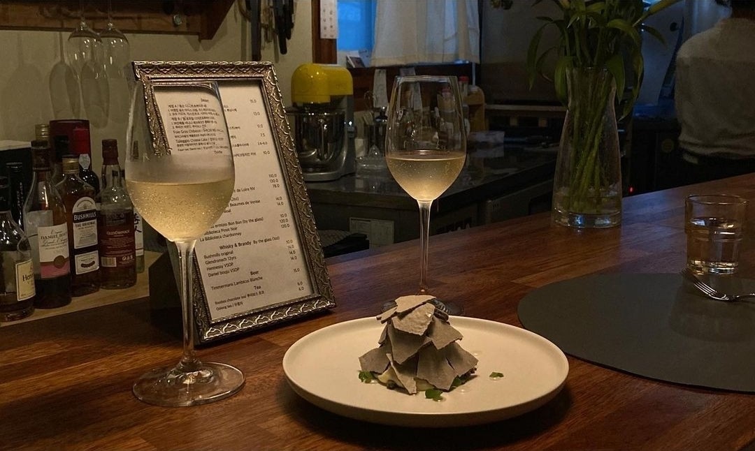 IRO 甜點和葡萄酒搭配酒吧吧台