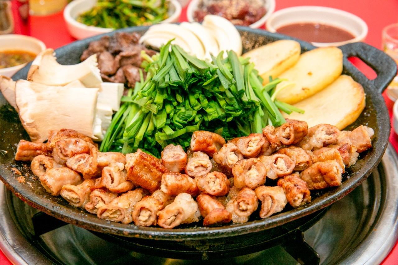 Wangsimni Mannagopchang—glossy grilled intestines with chives