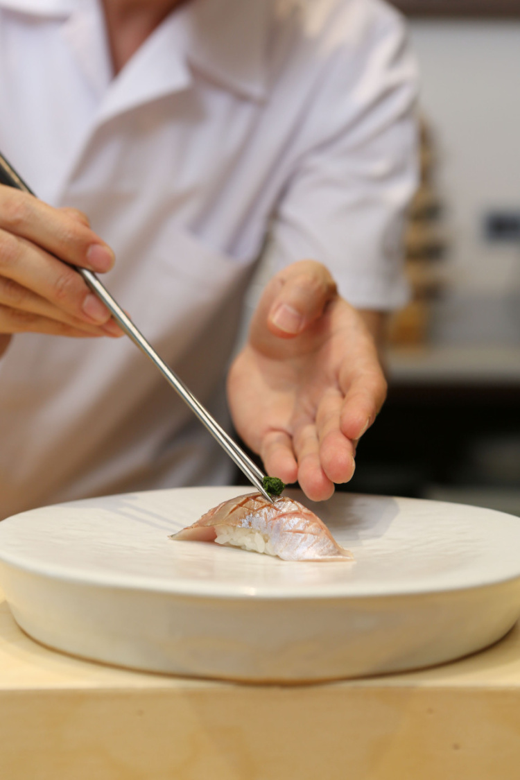 Sushi Han寿司柜台与白葡萄酒杯