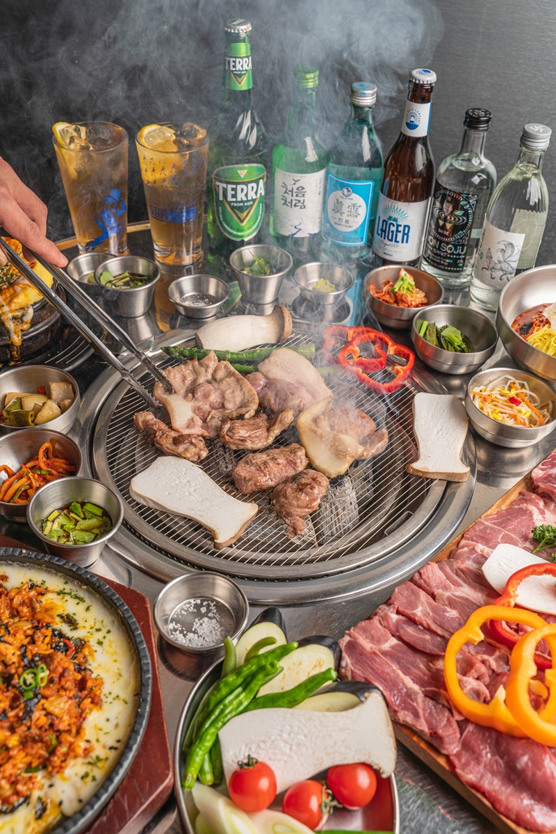 Backdon Bangidong retro-themed grill room