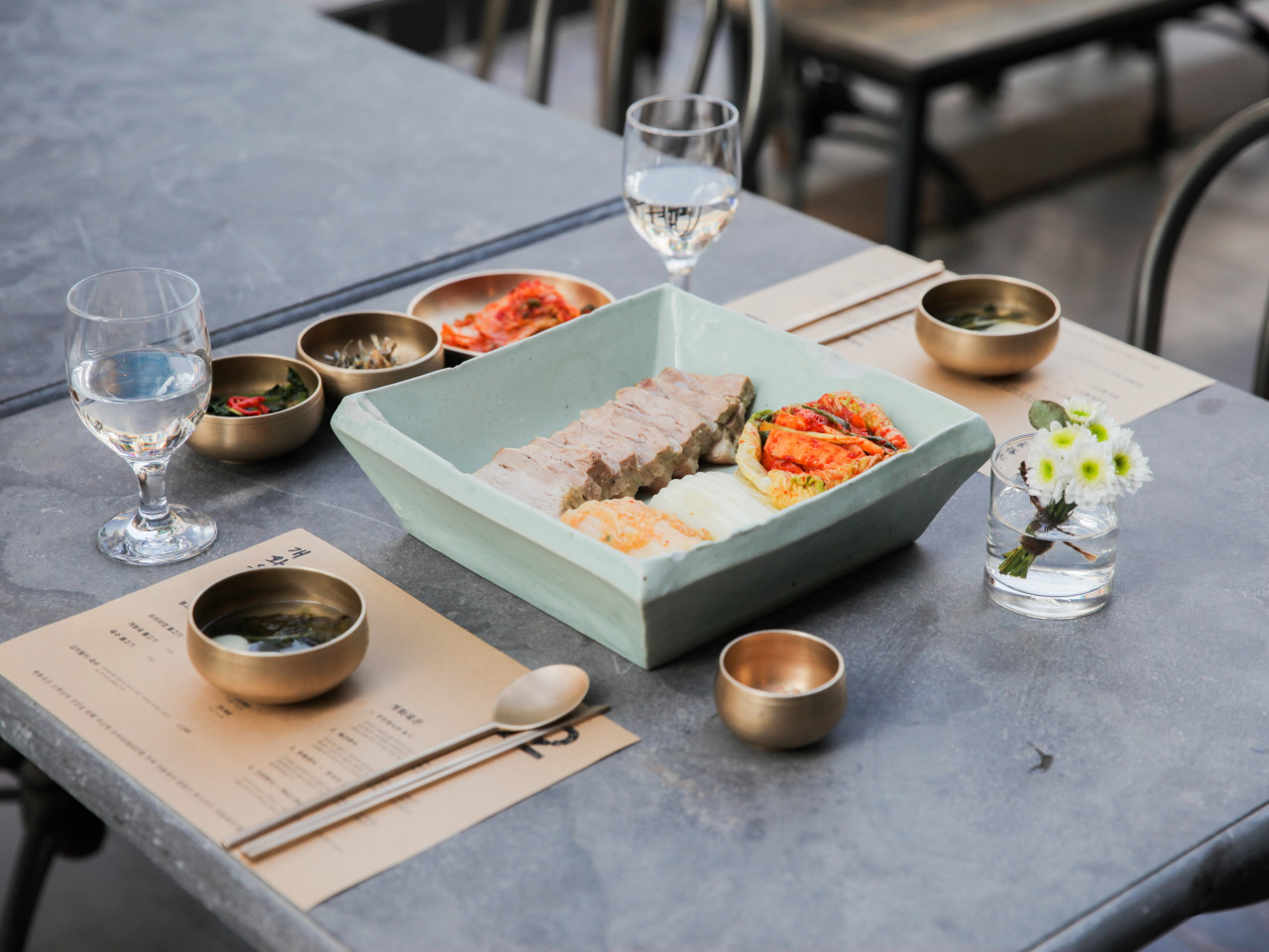 개화옥의 정제된 장과 나물이 어우러진 한식