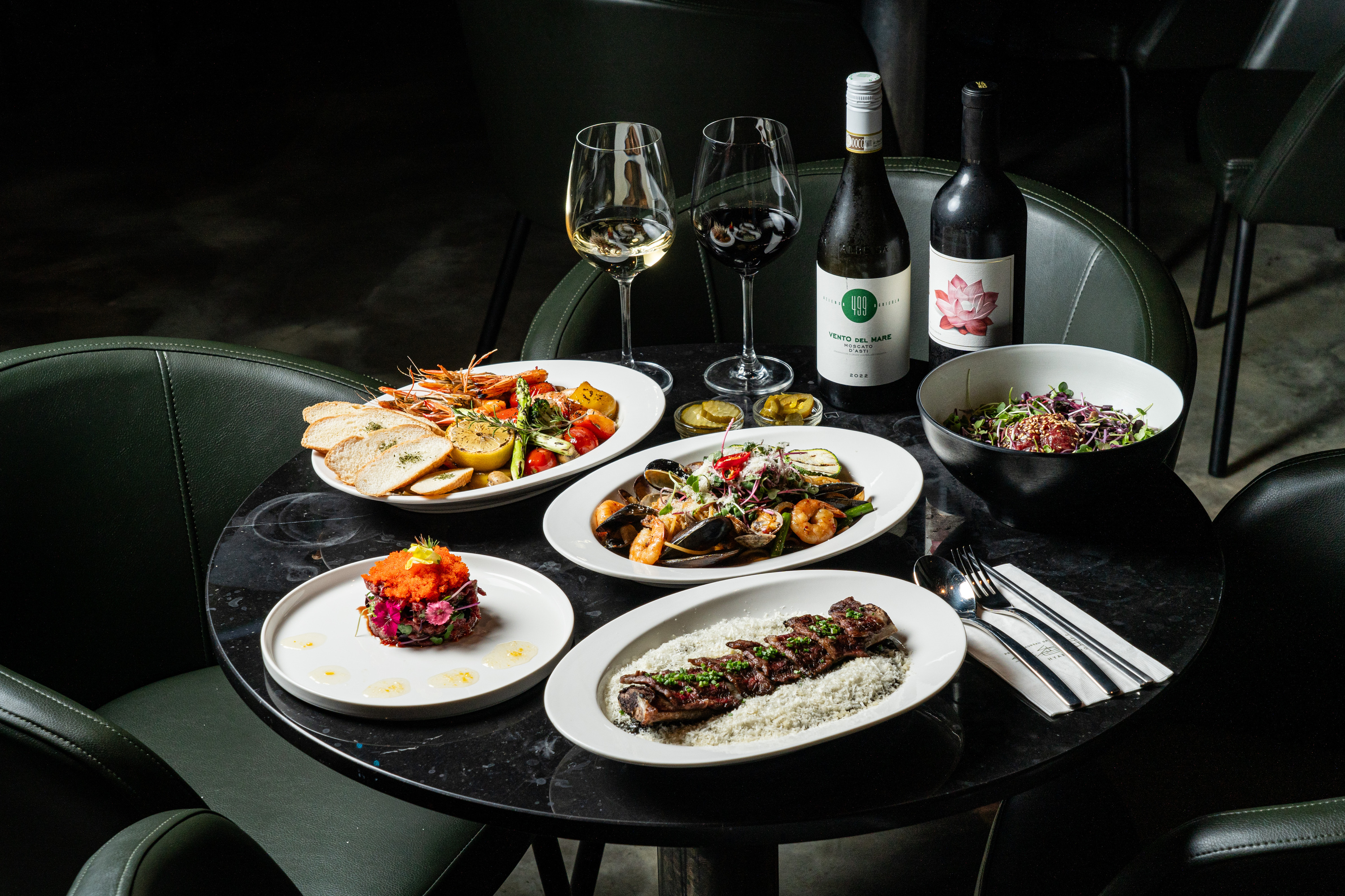 Woohyangwoo餐厅，中间酒吧与LED大屏