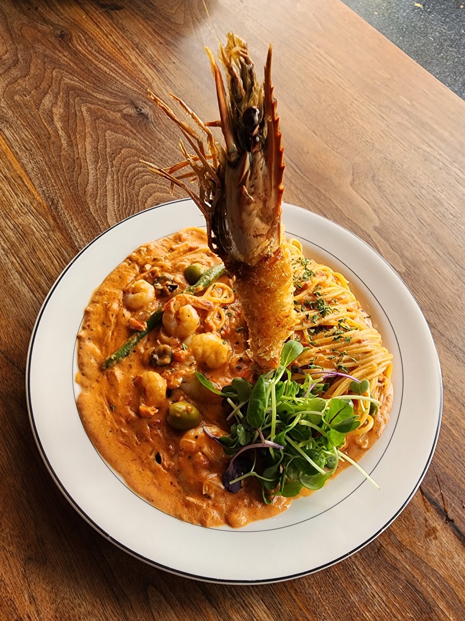 Casa Agio卡邦尼意面，香青酱披萨和炸饭团木桌摆盘