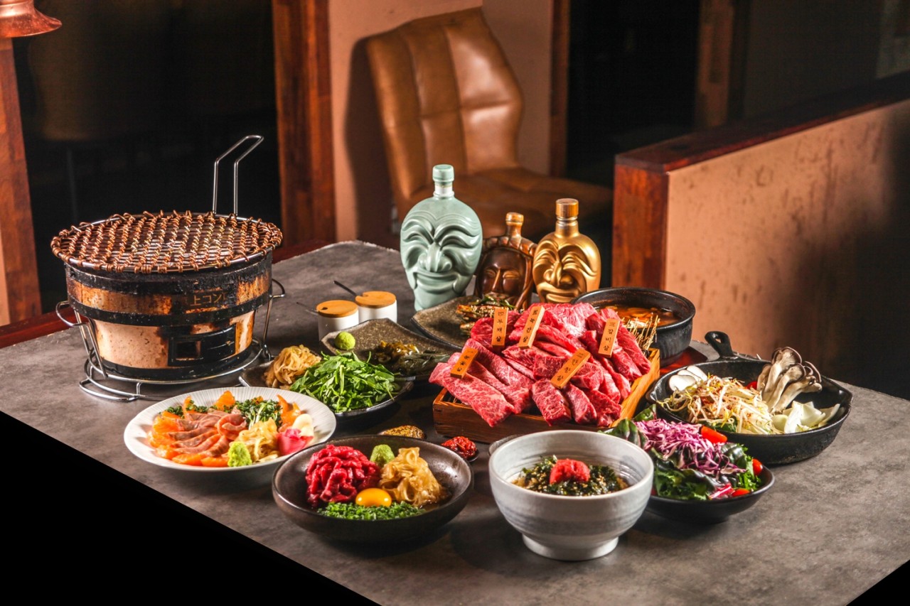 Mokro prime beef grilling over charcoal