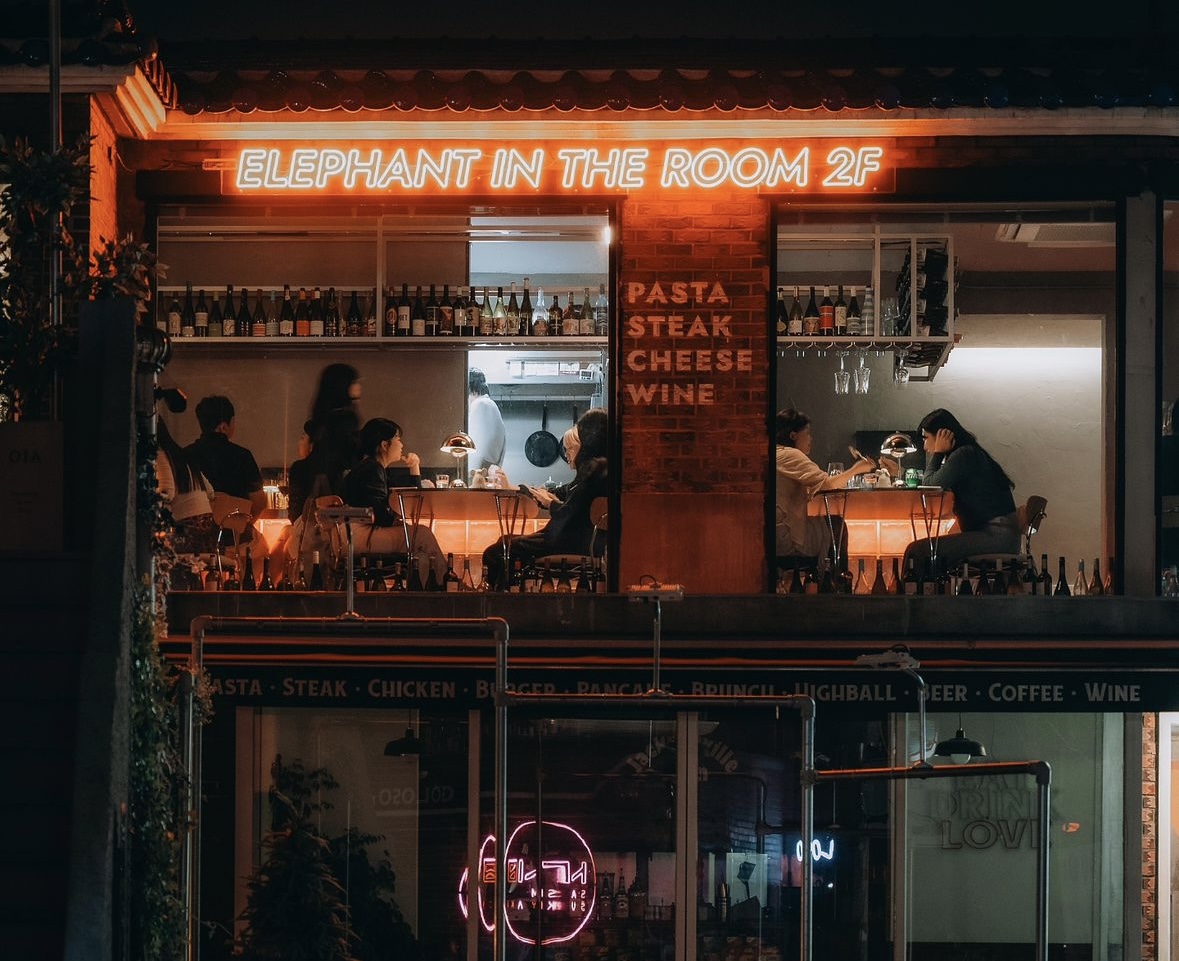 Elephant in the Roomのワインバー デザートとグラス