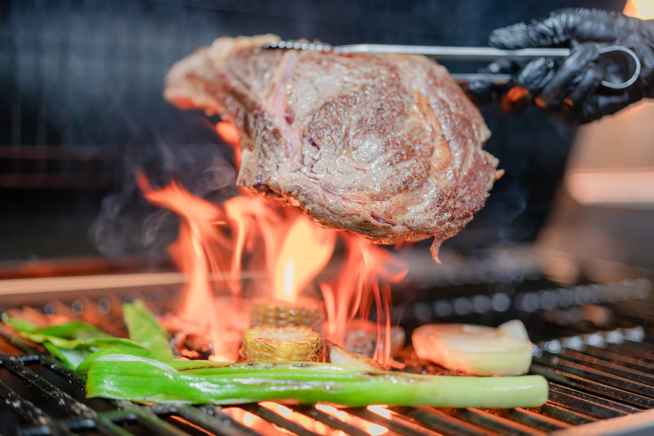 チョンドンジッ明洞のトマホークと活気あるダイニングルーム