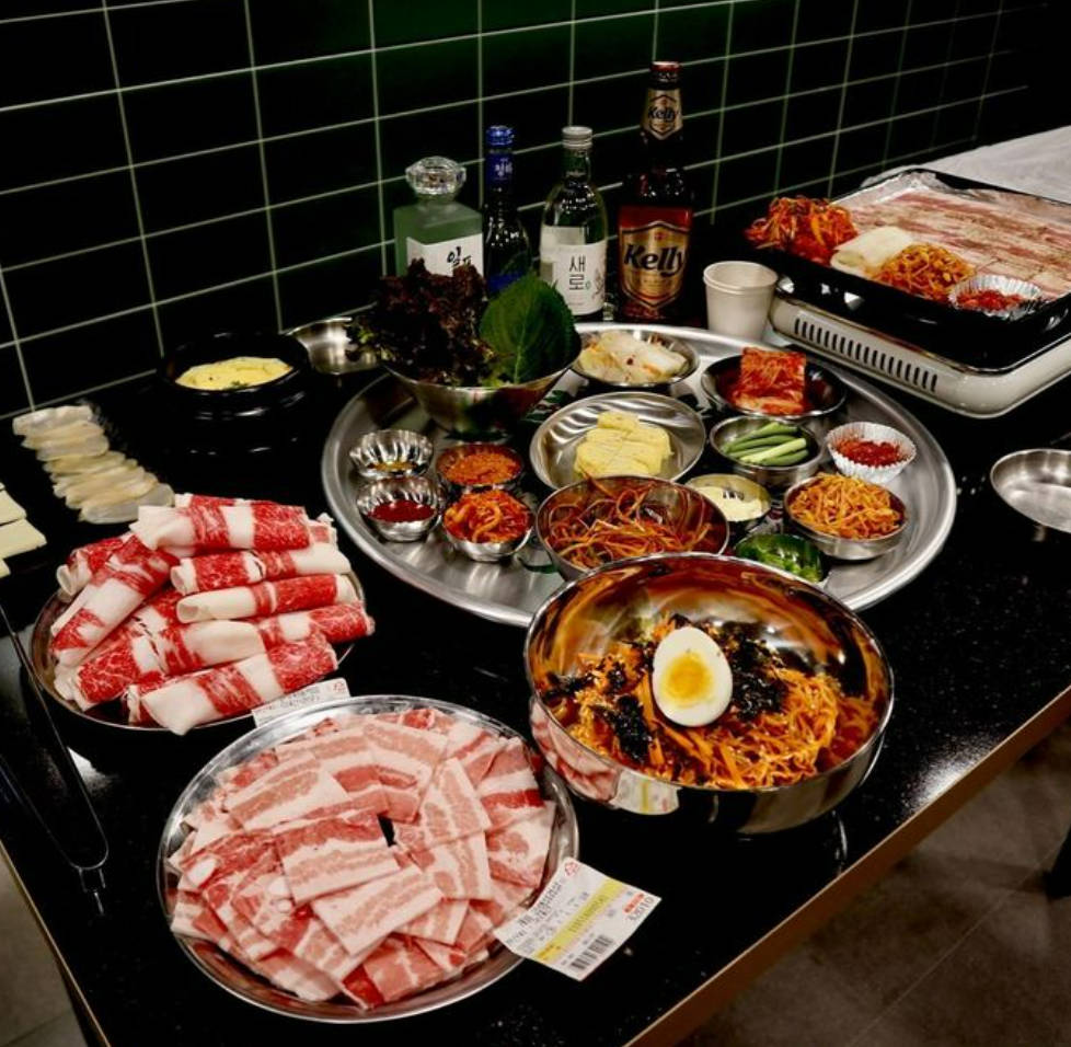 Geahwazip sudden-chilled pork belly with scallion salad and sides