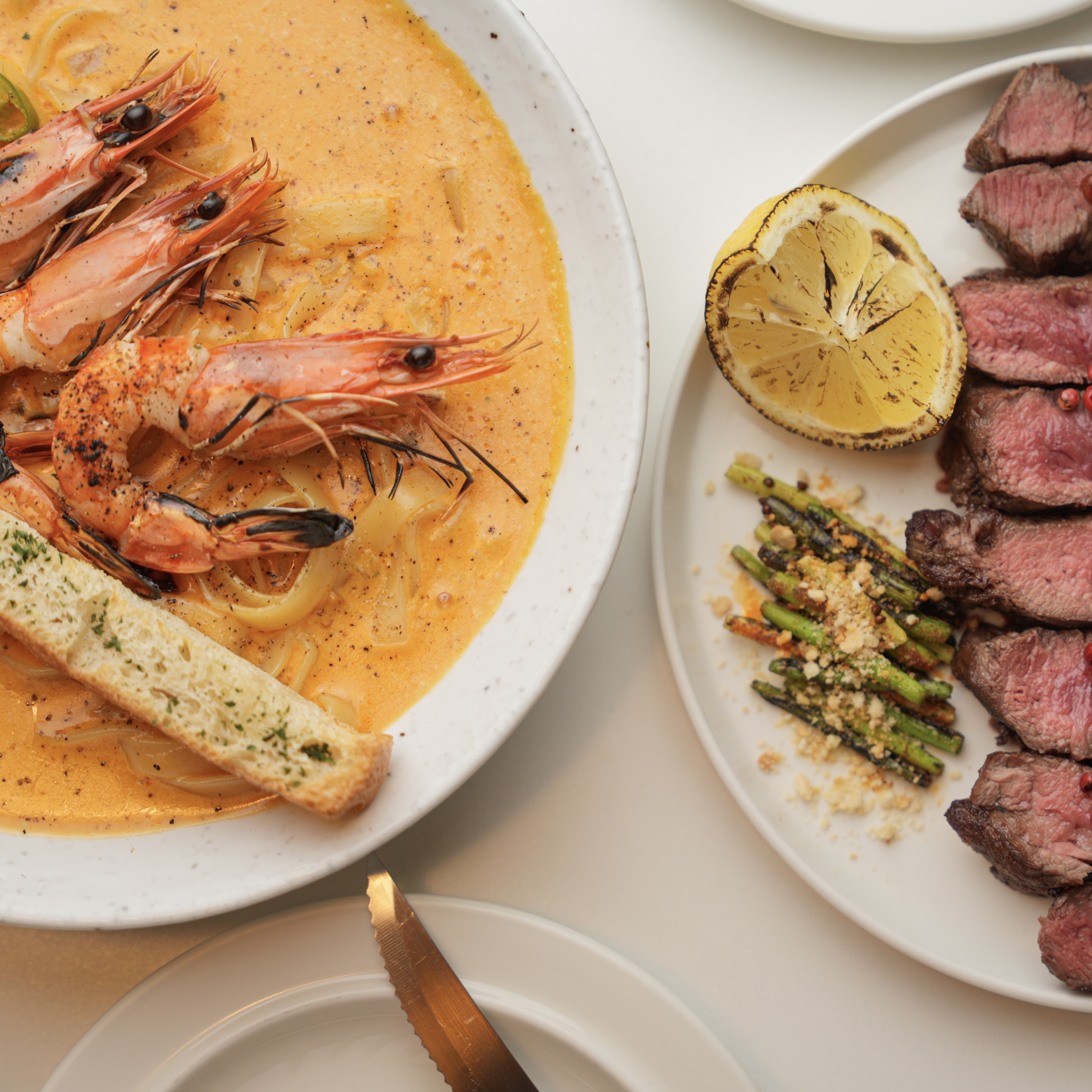 Affectation 牛排與葡萄酒溫馨燈光下的桌面