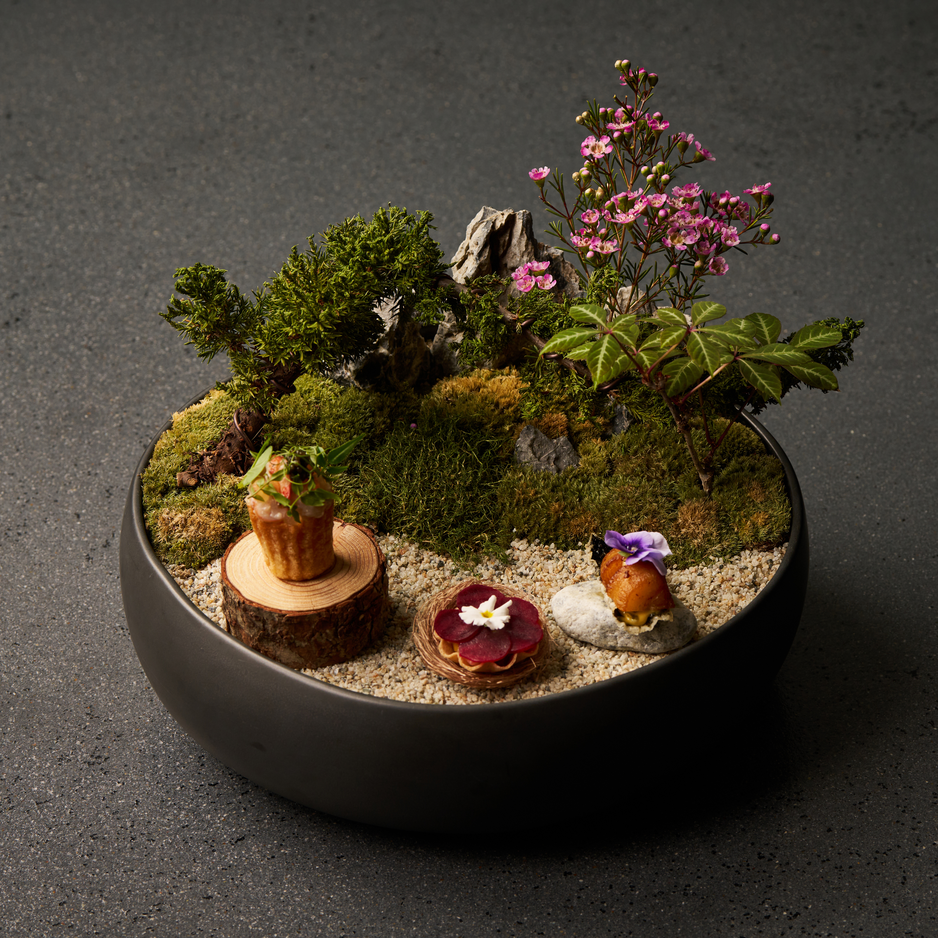 Fine Korean course plates with traditional folk art at SUTIMOON Yeouido