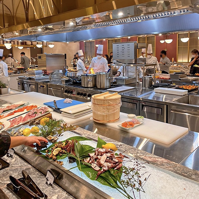 テーブルにハイチェアセットがあるインターブルゴEXCOラグラナのホテルビュッフェ