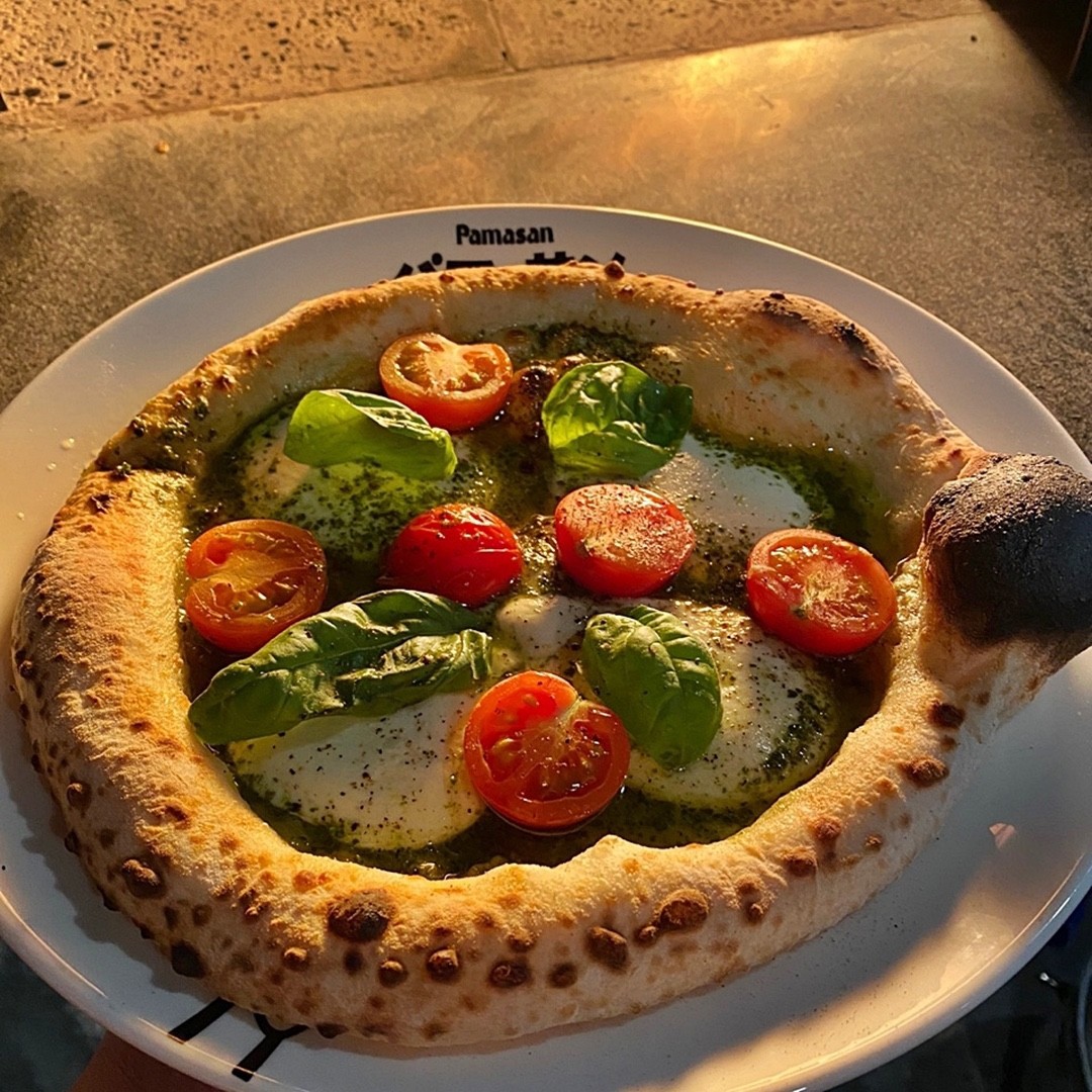 Pamasan wood-fired pizza oven and freshly baked pie in Gyodong Daegu