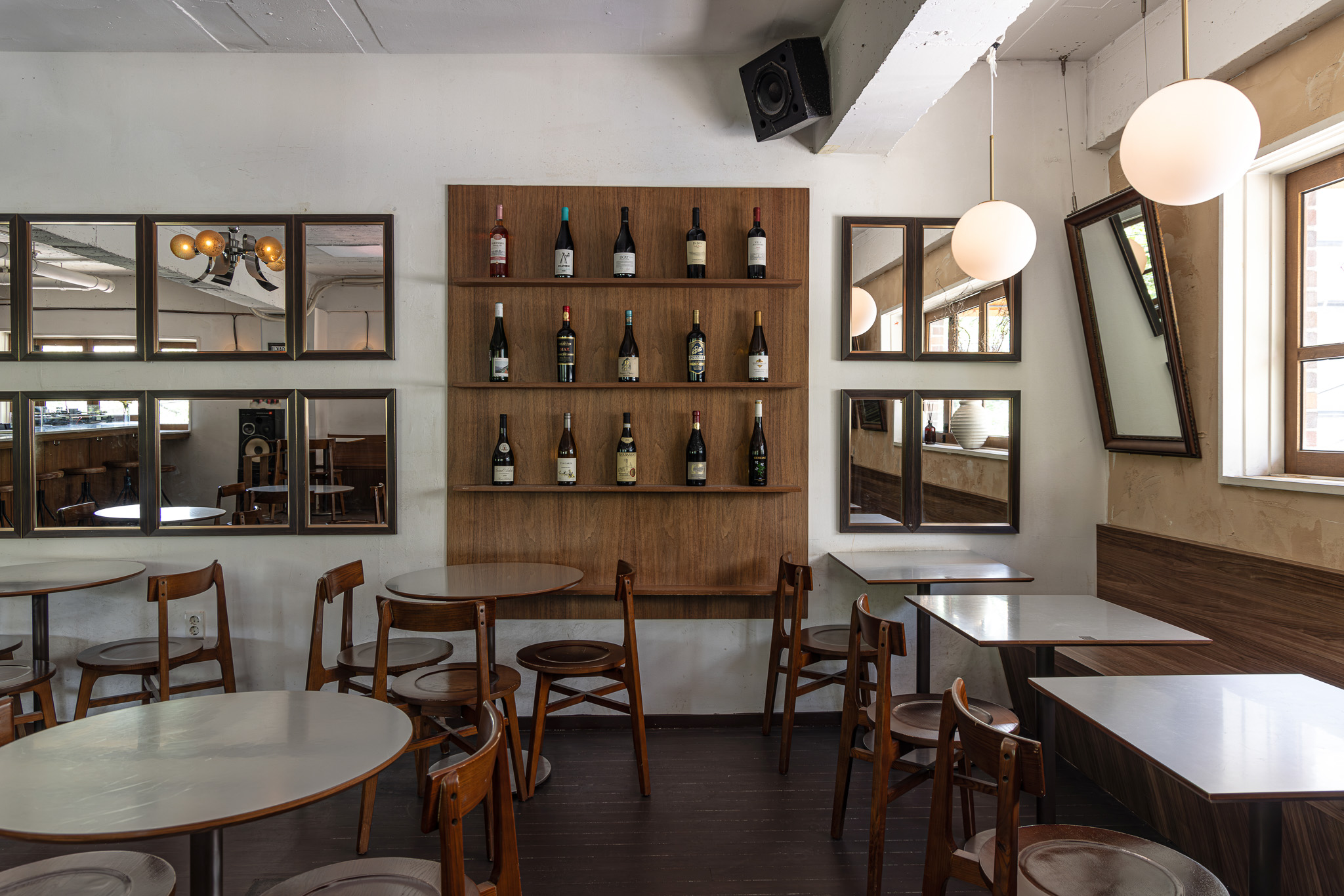 Komfy LP wine bar with cozy lighting and shared plates
