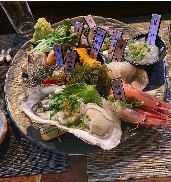 Badasgogi 熟成生魚片與可樂餅，木質吧台