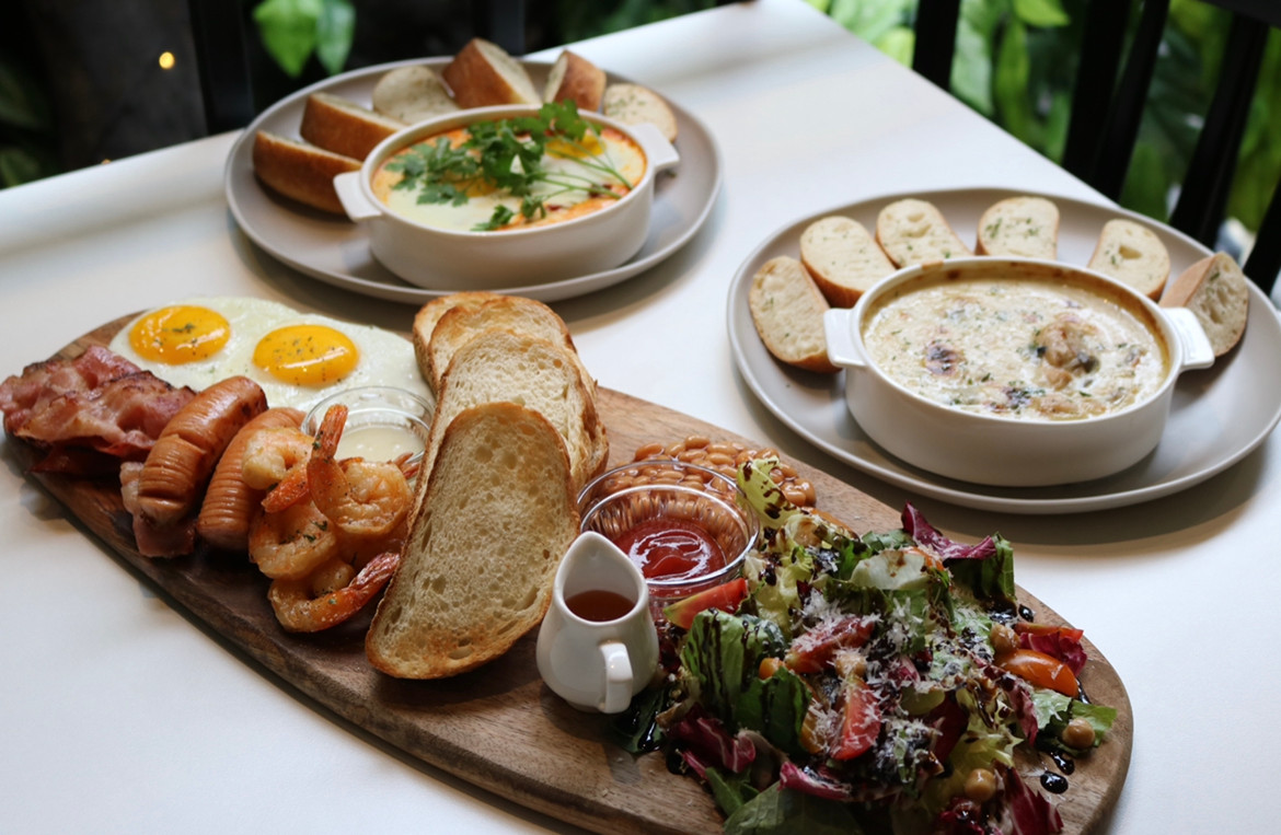 Daughter ブランチカフェ内装とテラス