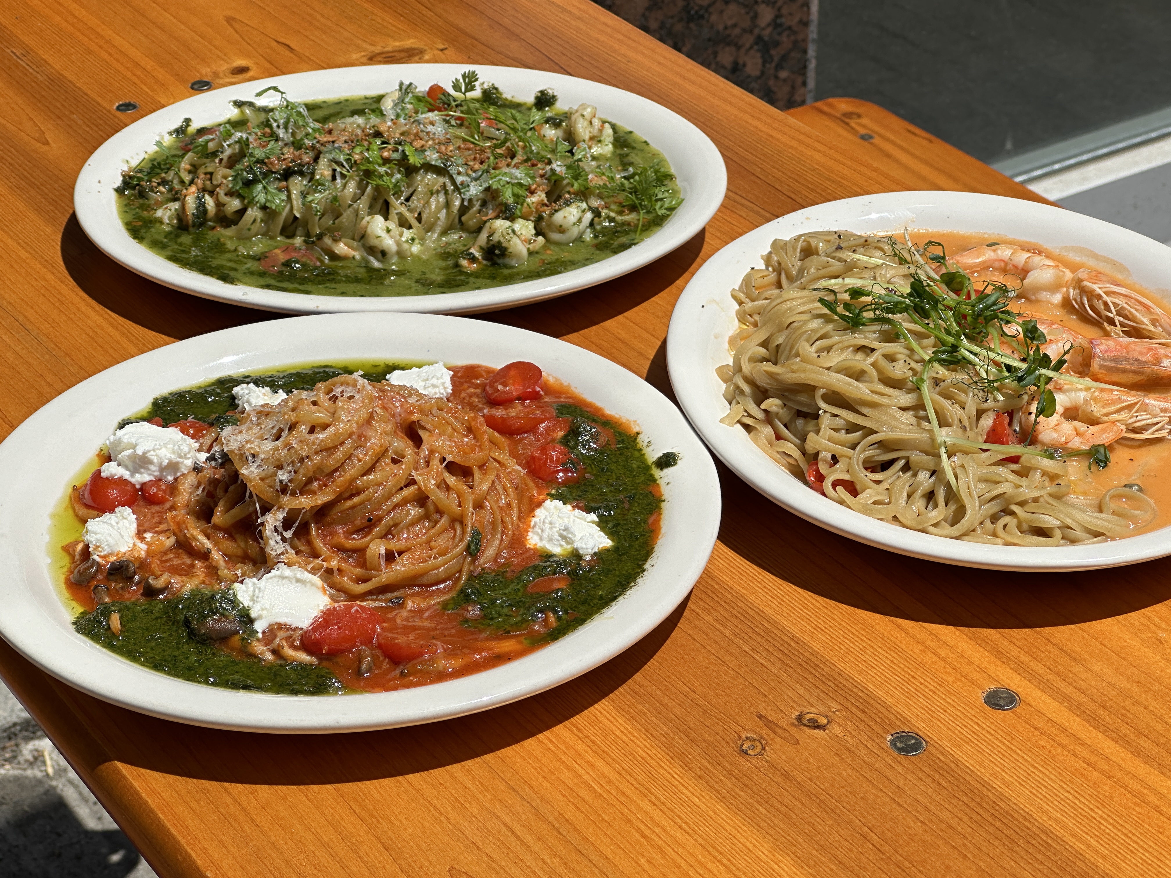 DIGGITYの暖色照明のパスタカウンター、ファミリー向けの雰囲気