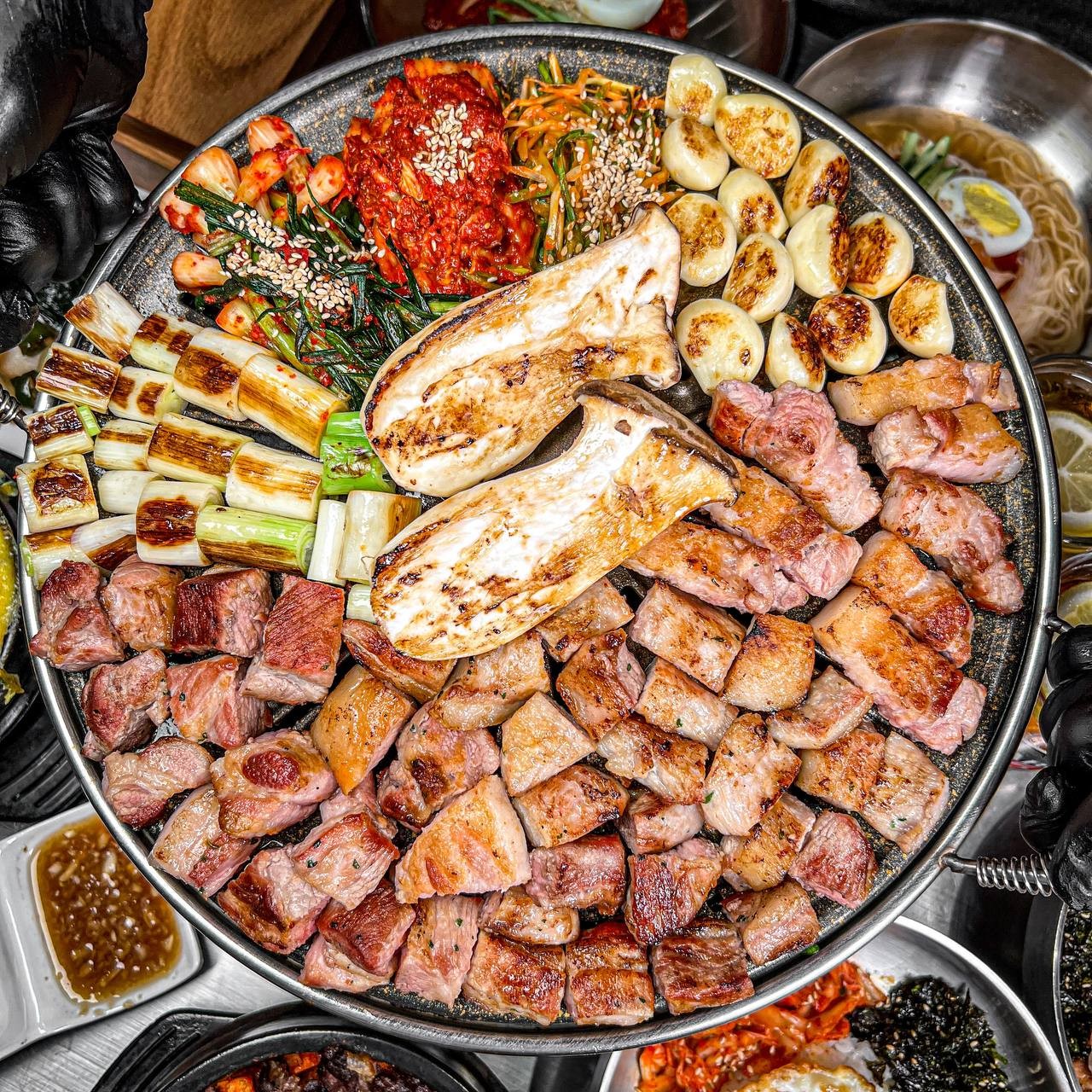 Hanpando Daehak-roの豚肉とアワビの白キムチ三合