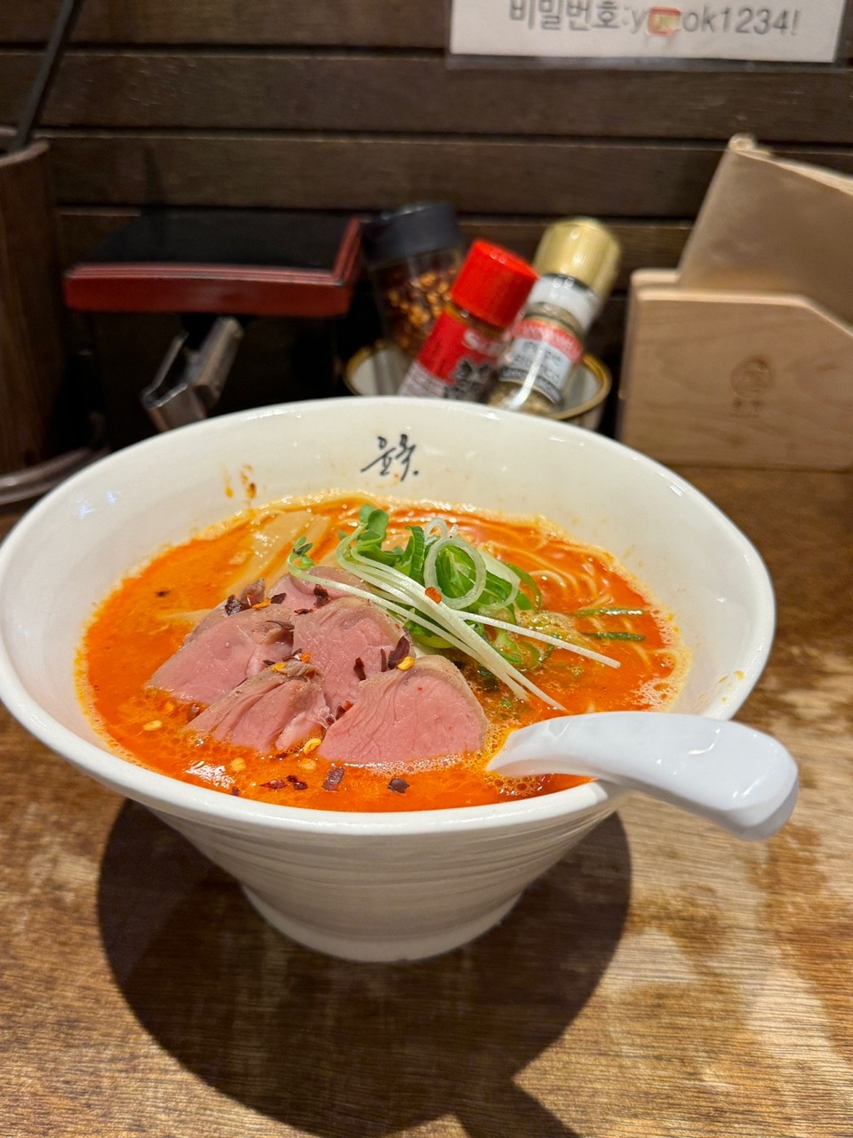 ユノク蘆峴の湯気立つラーメン丼