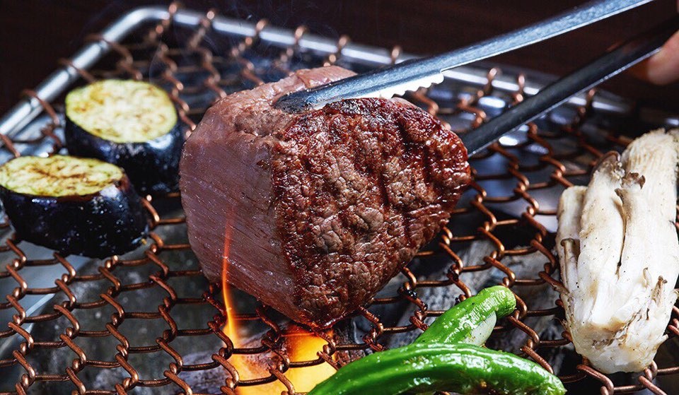 TTEURAK 静かな清潭のダイニングルームで炭火焼きの韓牛カット