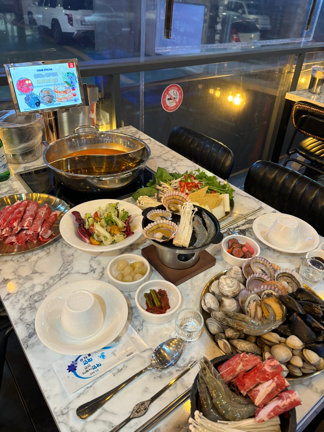 Crabpocha Seomyeonの生きたタラバガニをヒノキ蒸籠で蒸している様子