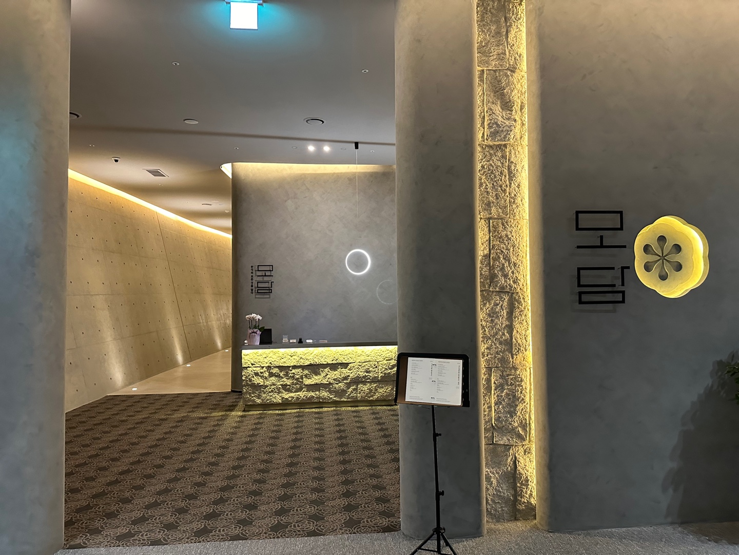 麻谷莫潭餐厅韩式餐桌及精致摆盘