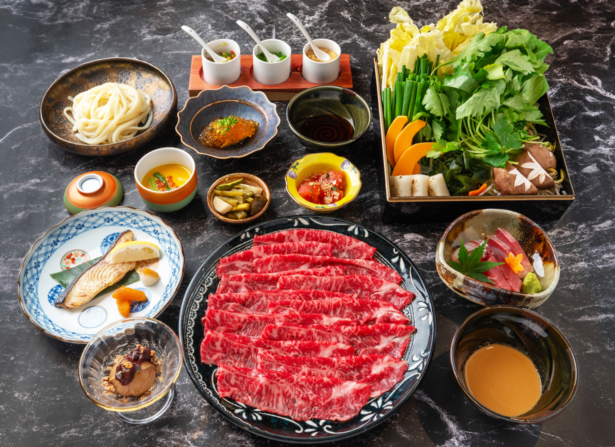 リバーサイドホテル 川辺すき焼きの鍋に野菜と牛肉