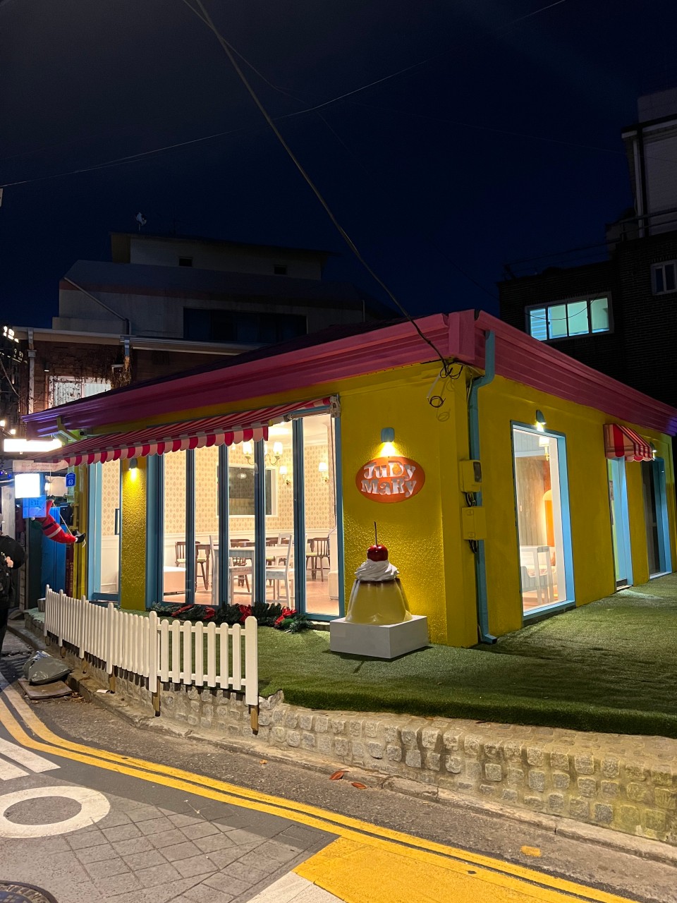 Judy Mary Hongdae signature puddings neatly displayed
