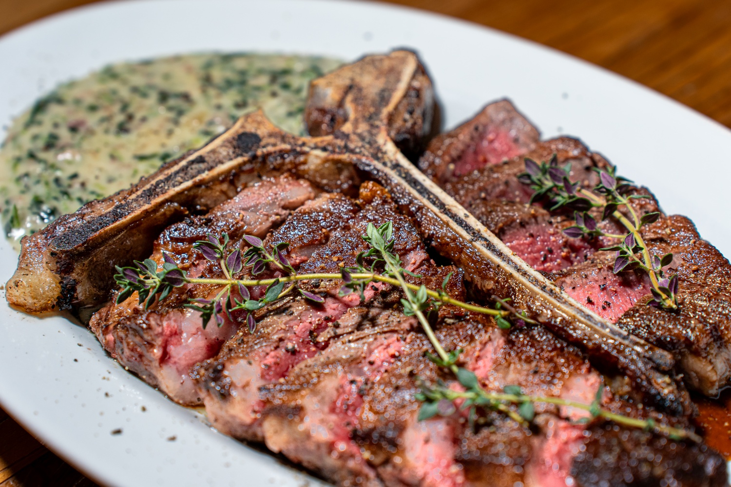 Pancone義大利麵搭配羊排，邊上是舒適的龍山餐廳內景