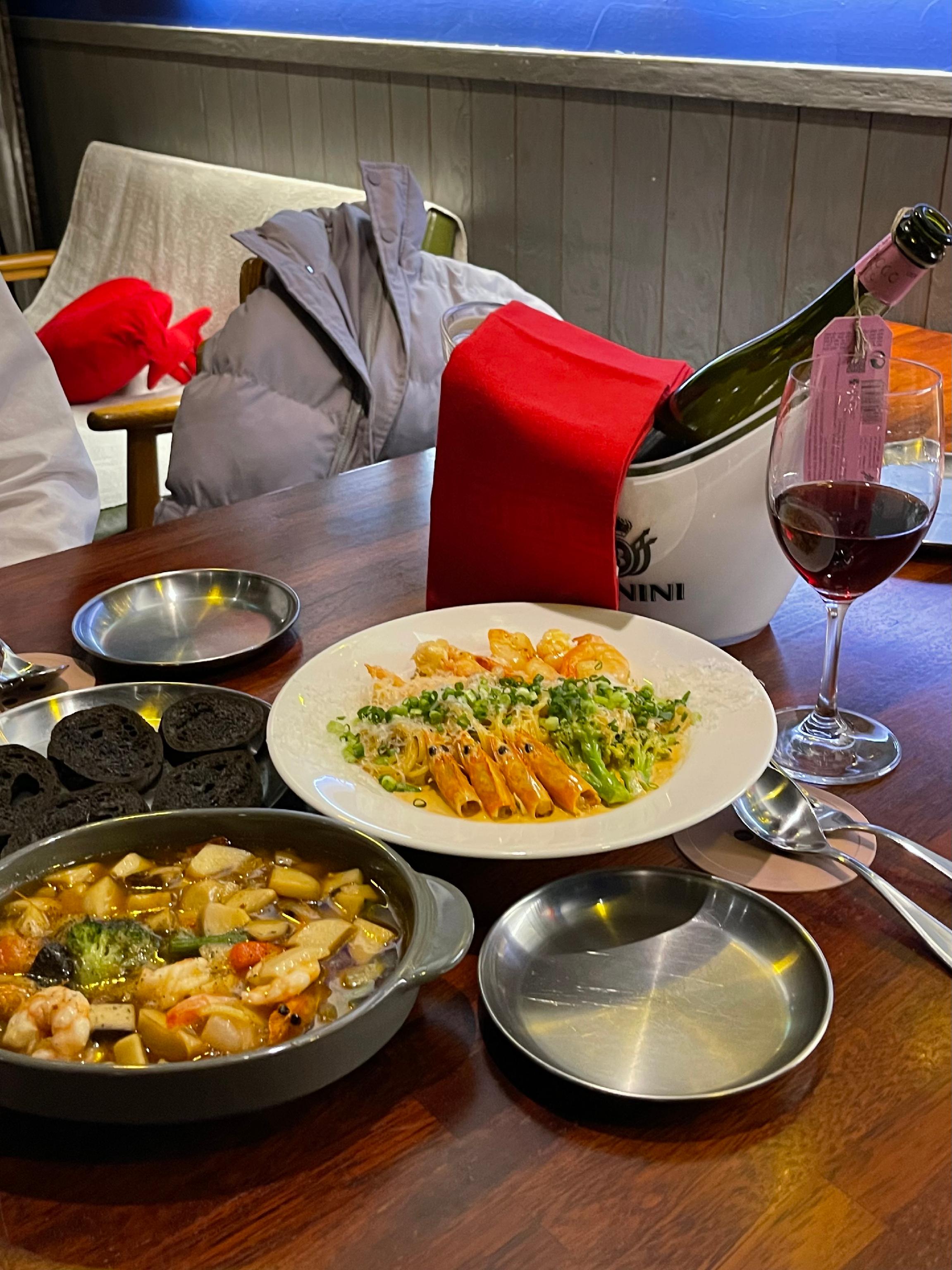 夕陽の色に染まる西端（ソックッ）のカクテルとチョップステーキ