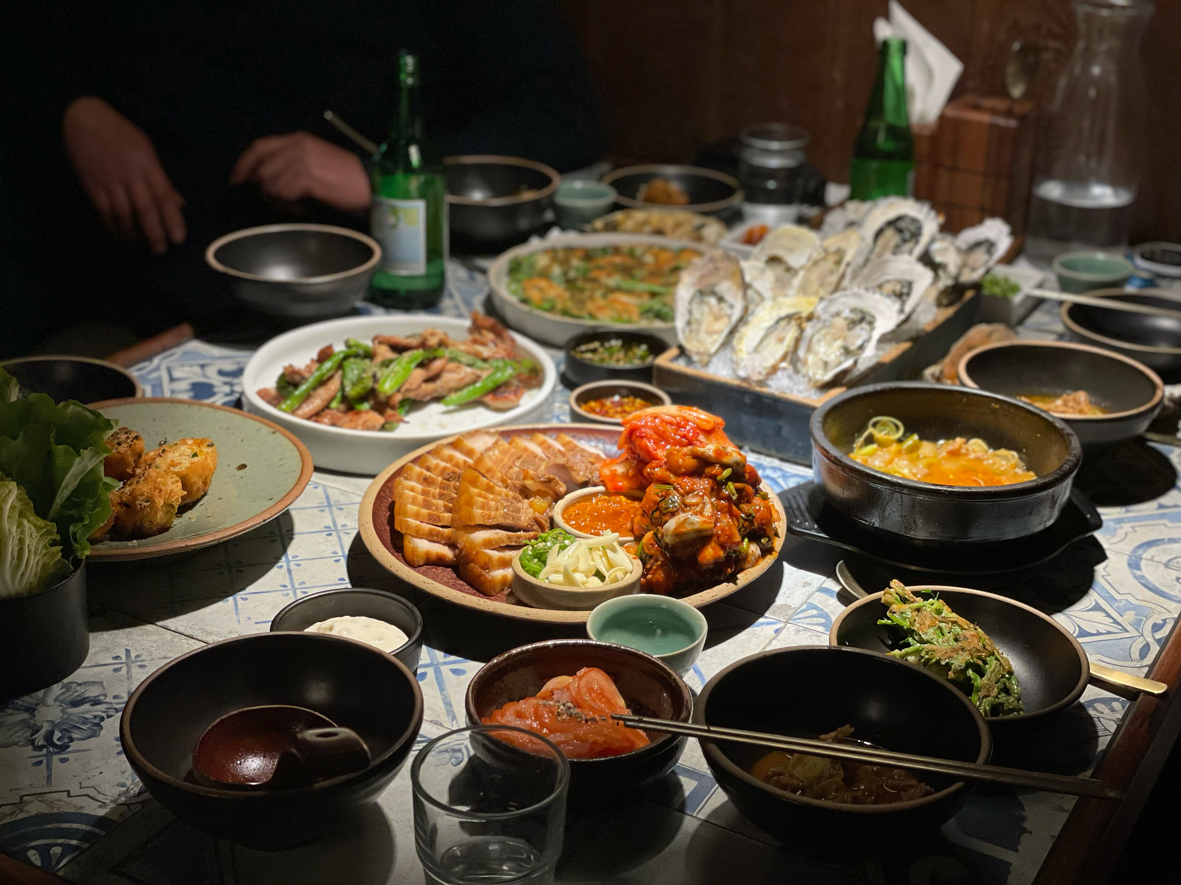 Jusik Itaewon 現代韓國餐桌，窗邊座位