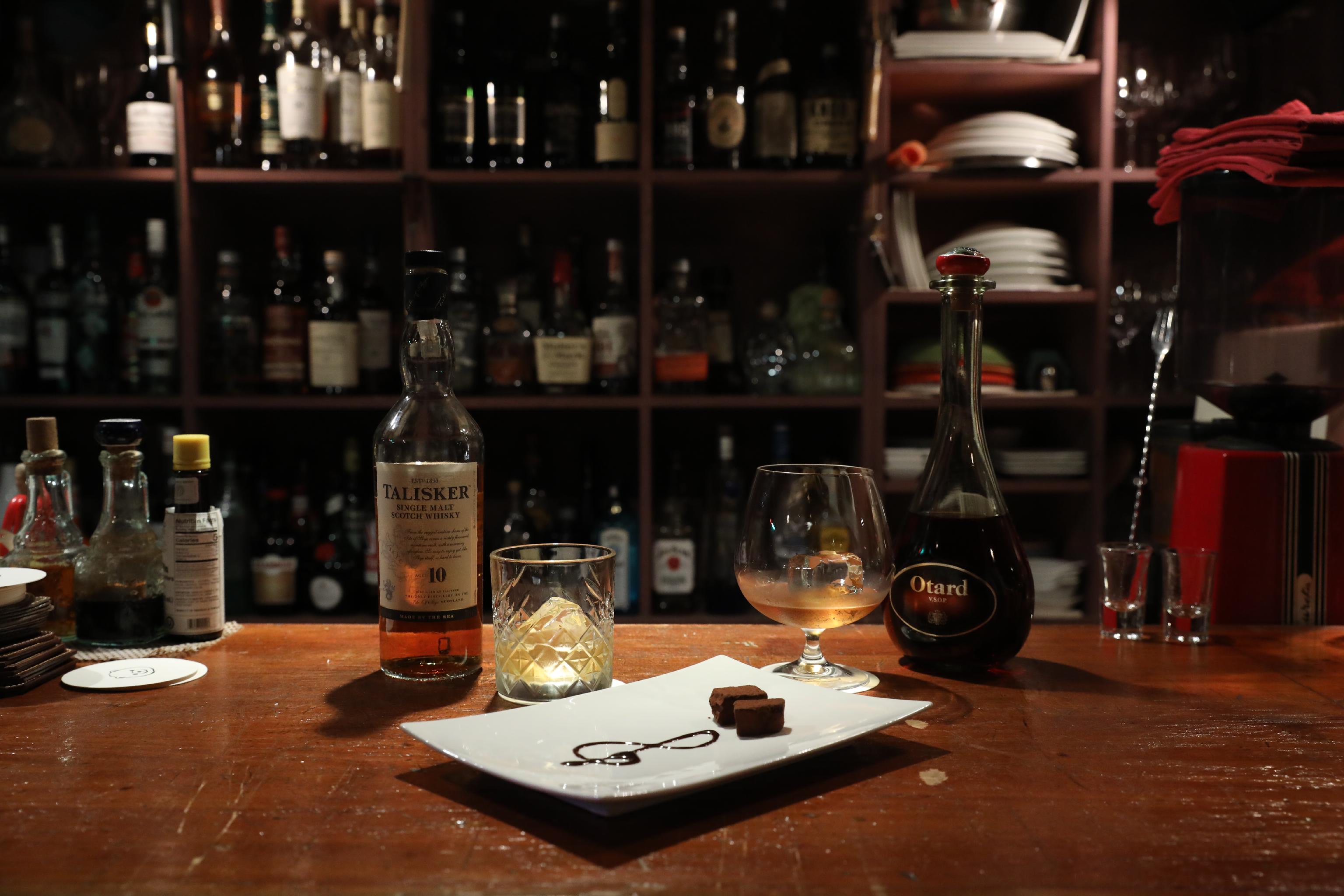 El Oso 舒适酒吧配备牛排、意面和酒水