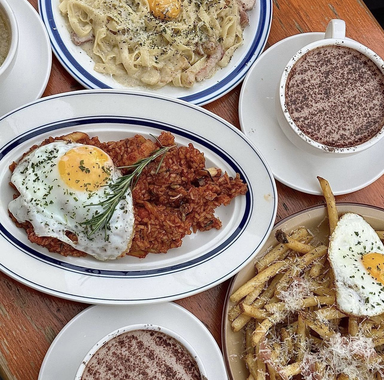 Two hundred 全天候餐酒吧，主打天然葡萄酒與雞尾酒