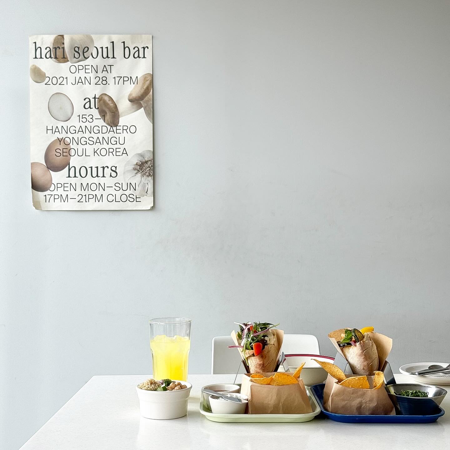 Hariの自然派ワインバーのカウンターと料理