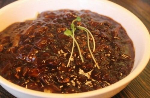 Meichin made-to-order Sichuan dishes in a bright Marine City dining room