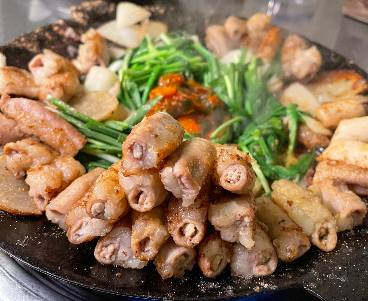 Gop Mapo烤架上的綜合肚管拼盤滋滋作響