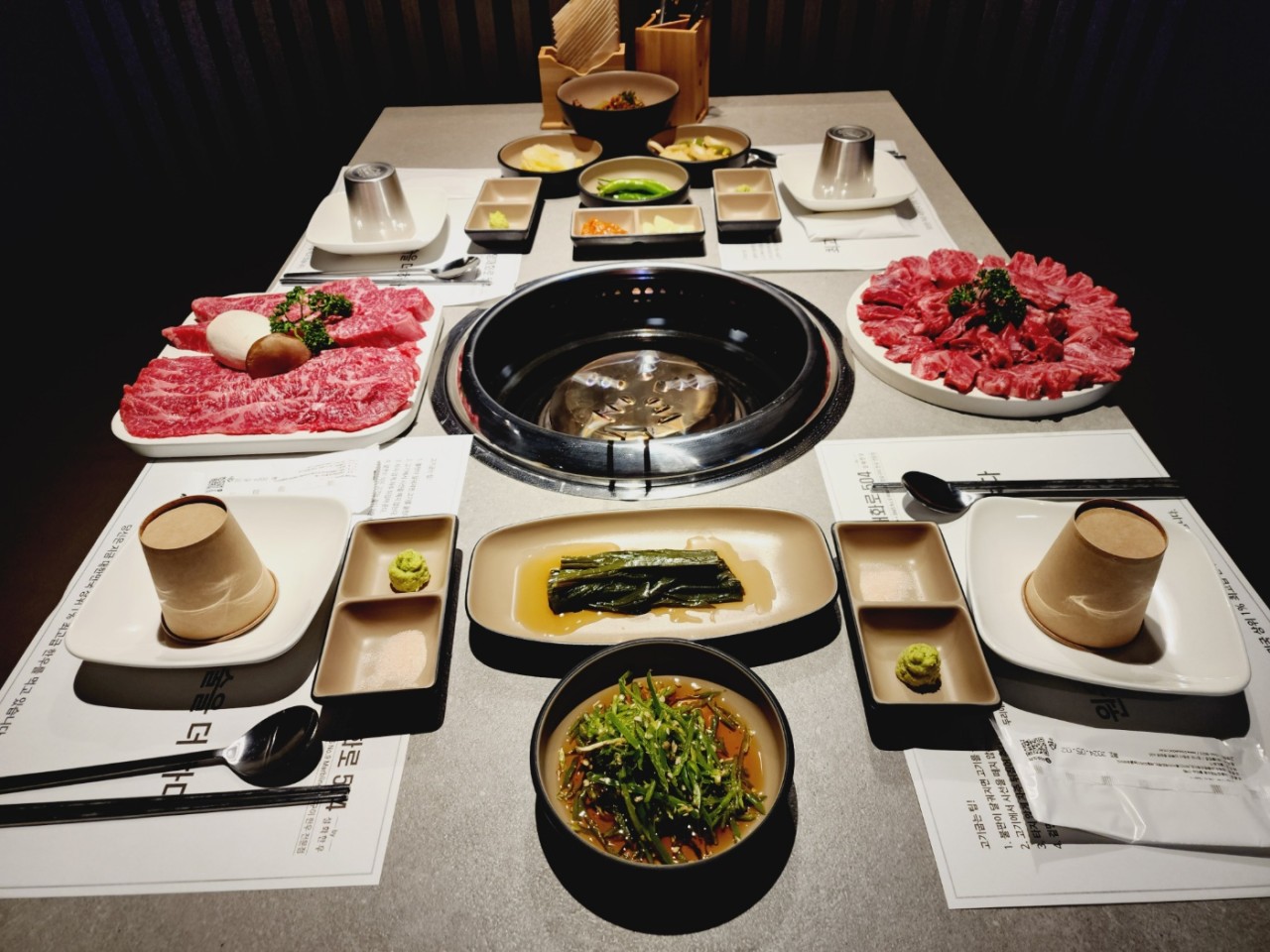 杨才炭火504号BMS 9级韩牛在炭火上滋滋作响