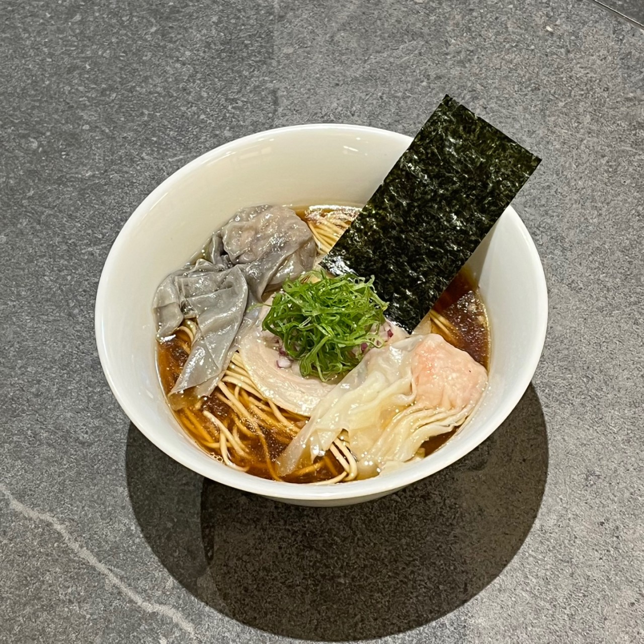 Sobahouse MenyaJoon Yeonnam 醬油拉麵雅緻擺盤