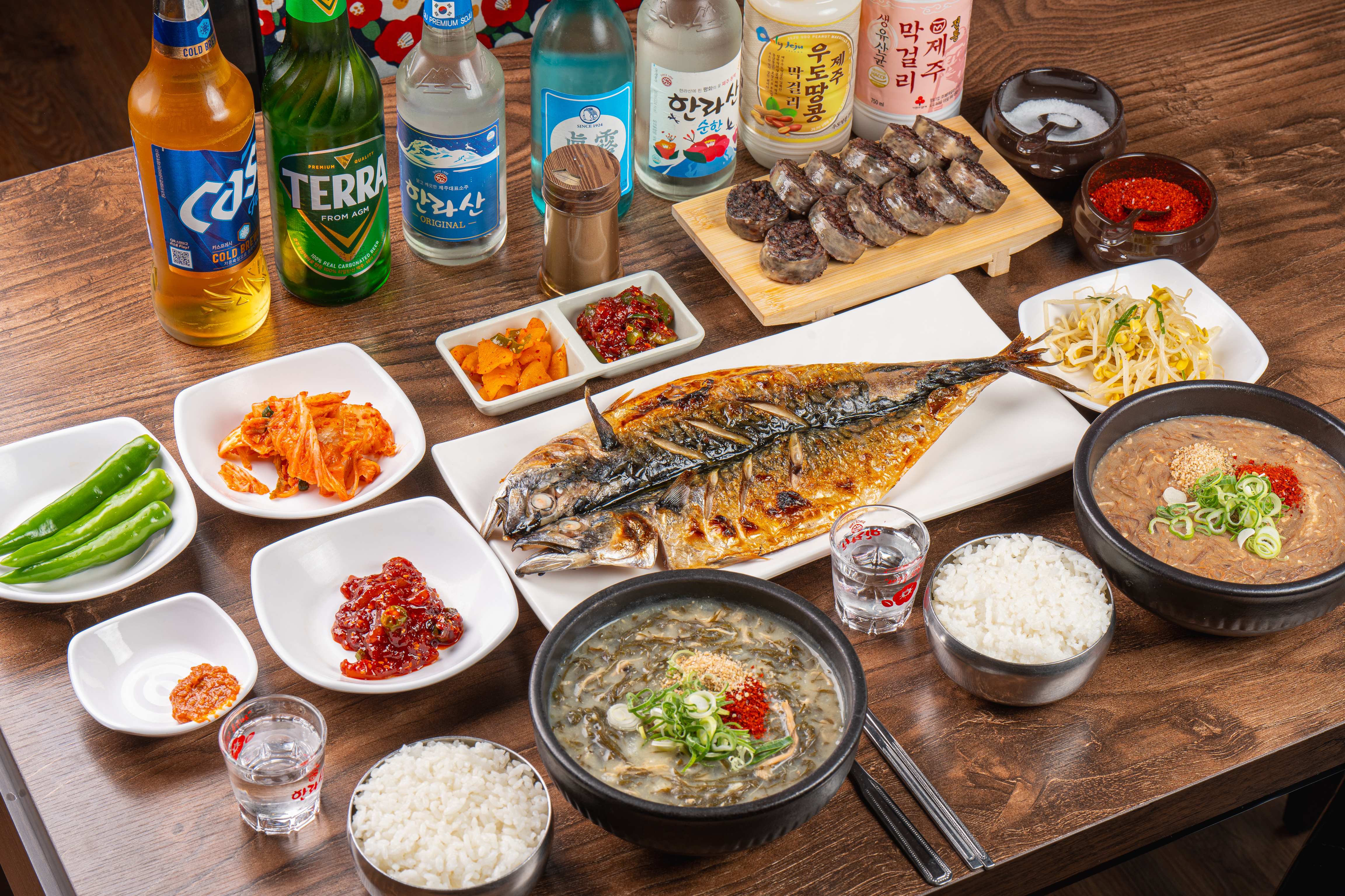 金宰勋的蕨菜辣牛肉汤，附蕨菜和热气腾腾的汤，位于济州市