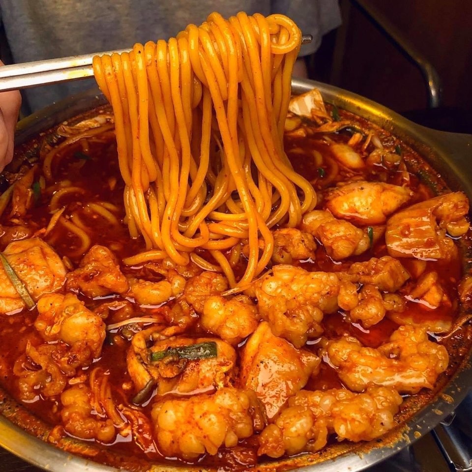 Ene招牌狗肉湯在溫暖的前浦氛圍中