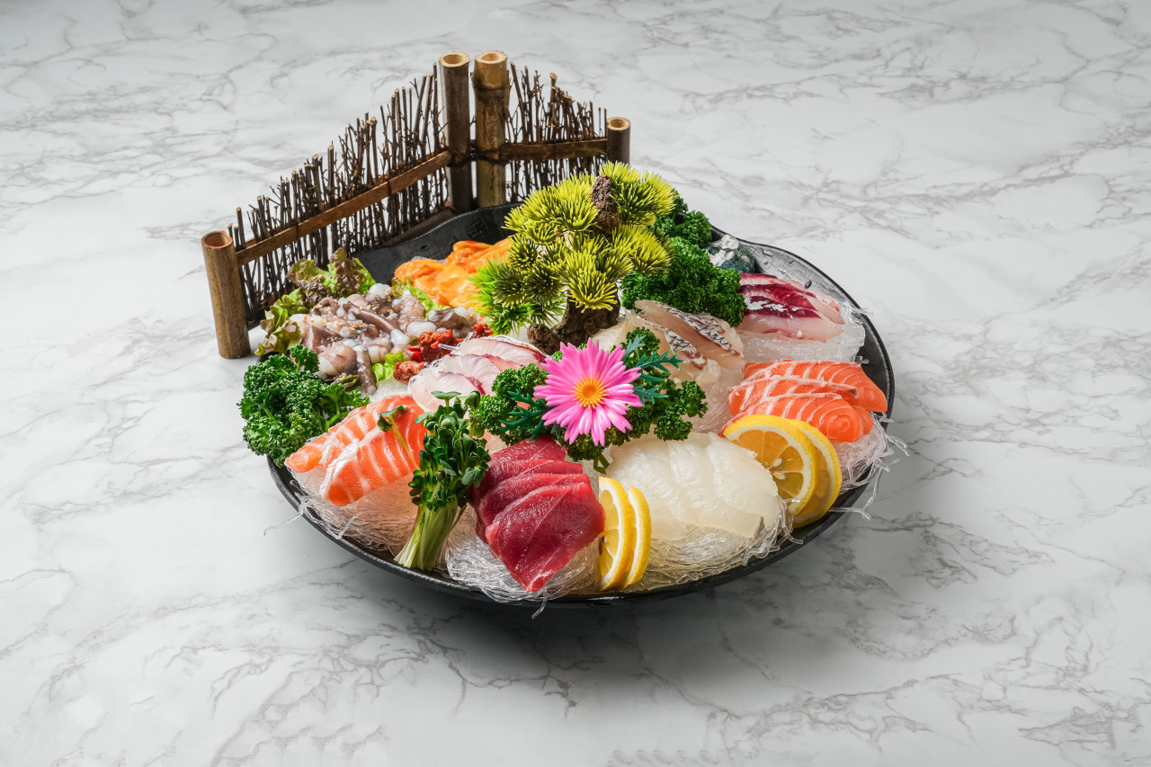 Second Floor Pocha 屋内テラスと新鮮なシーフード