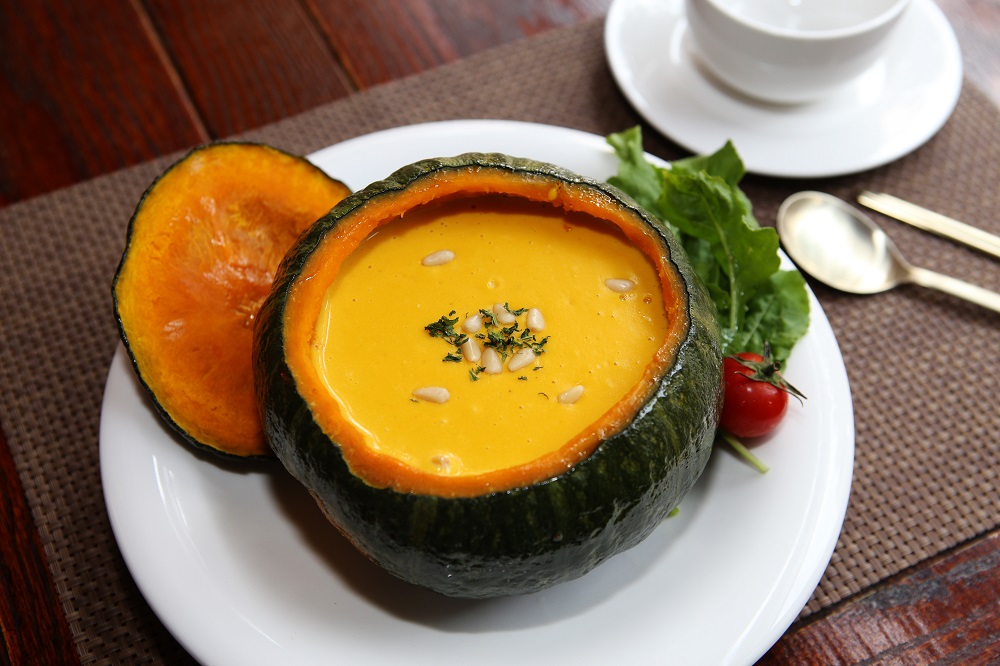 Hanok,Dal interior with wooden beams and pasta