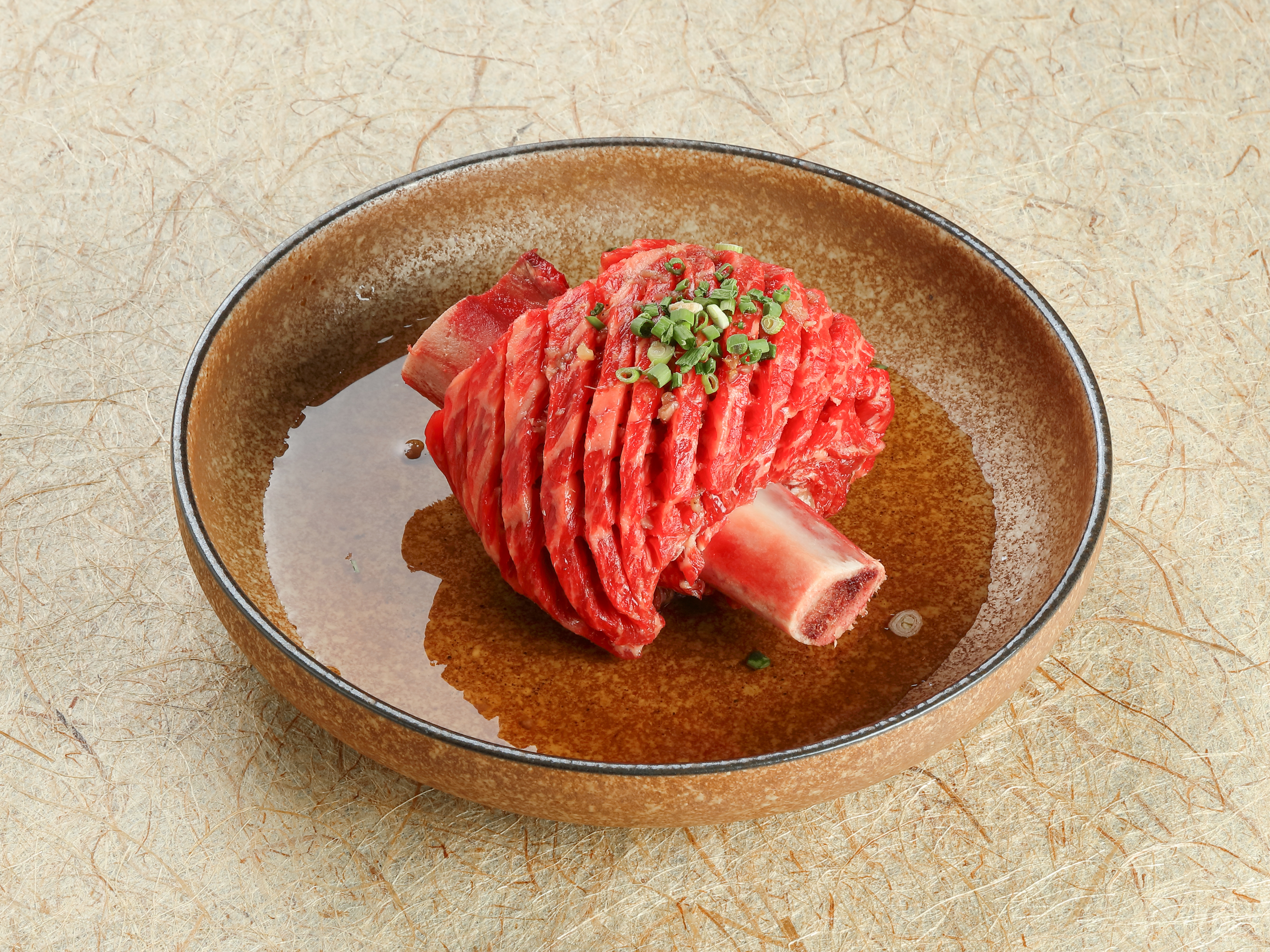 상식당包间内的短肋骨烤肉配整齐的小菜