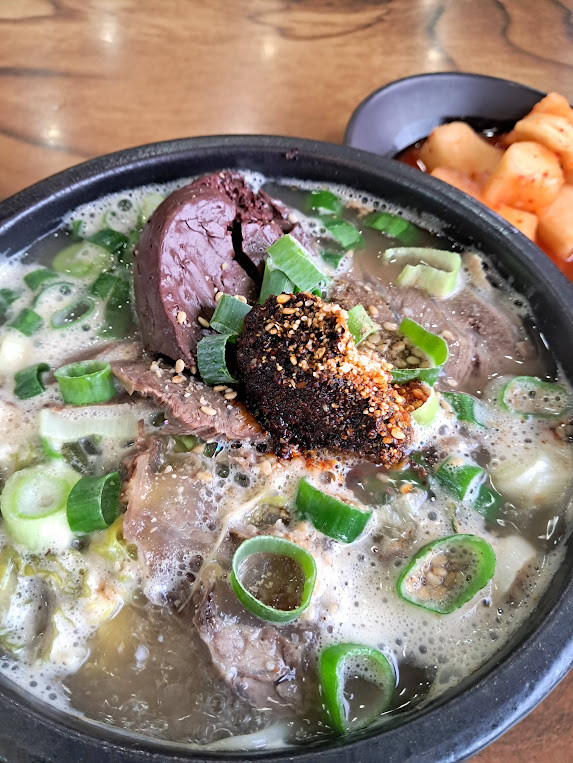 Hearty haejangguk and naejang-tang at Hamdeok Golmok Ora