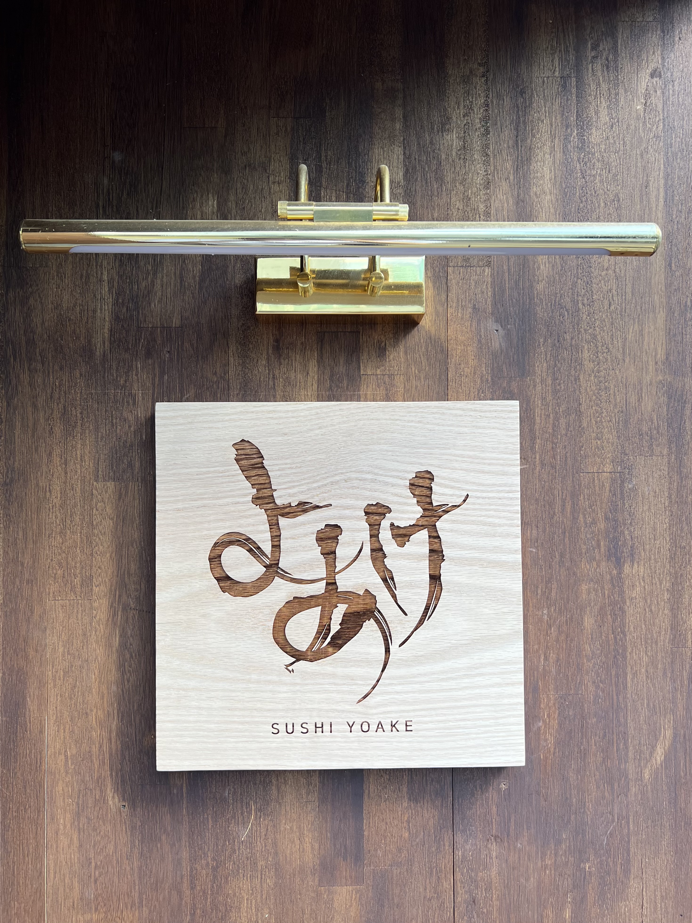 Sushi Yoake 寿司吧台及远景天际线